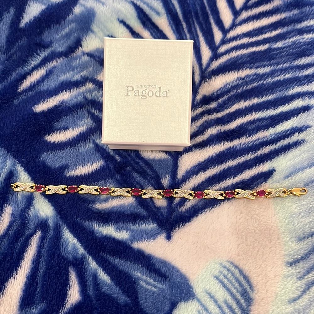 Pagoda golden bracelet with pink and white stones